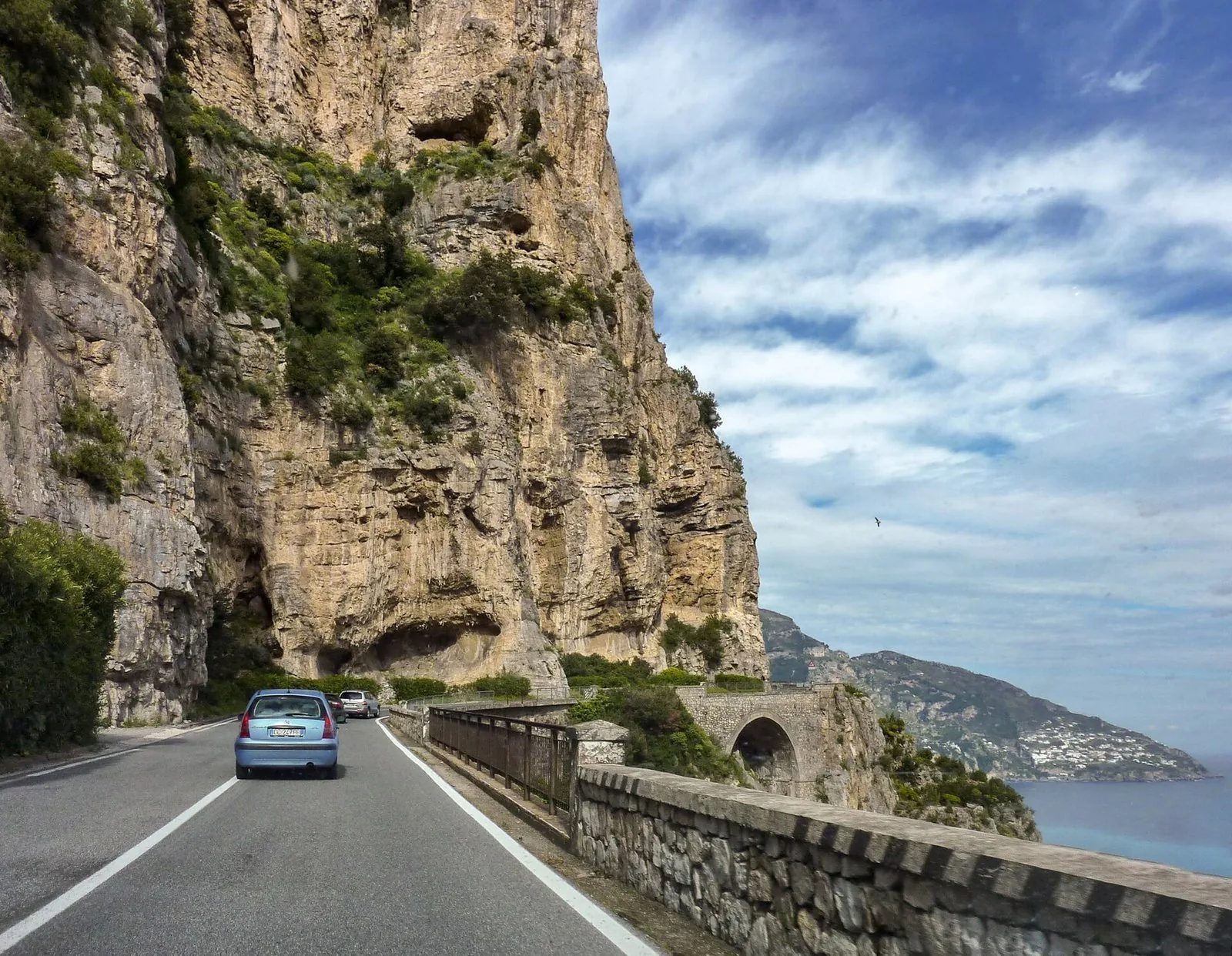 La strada statale Amalfitana scavata nella roccia