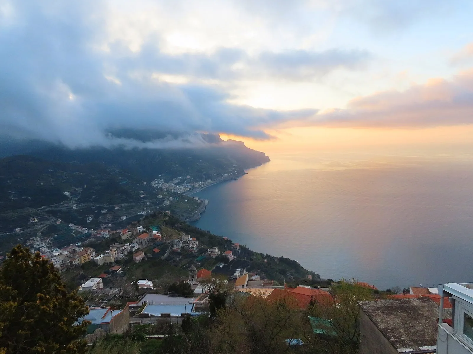 L'alba sulla costa di Minori tra le nuvole