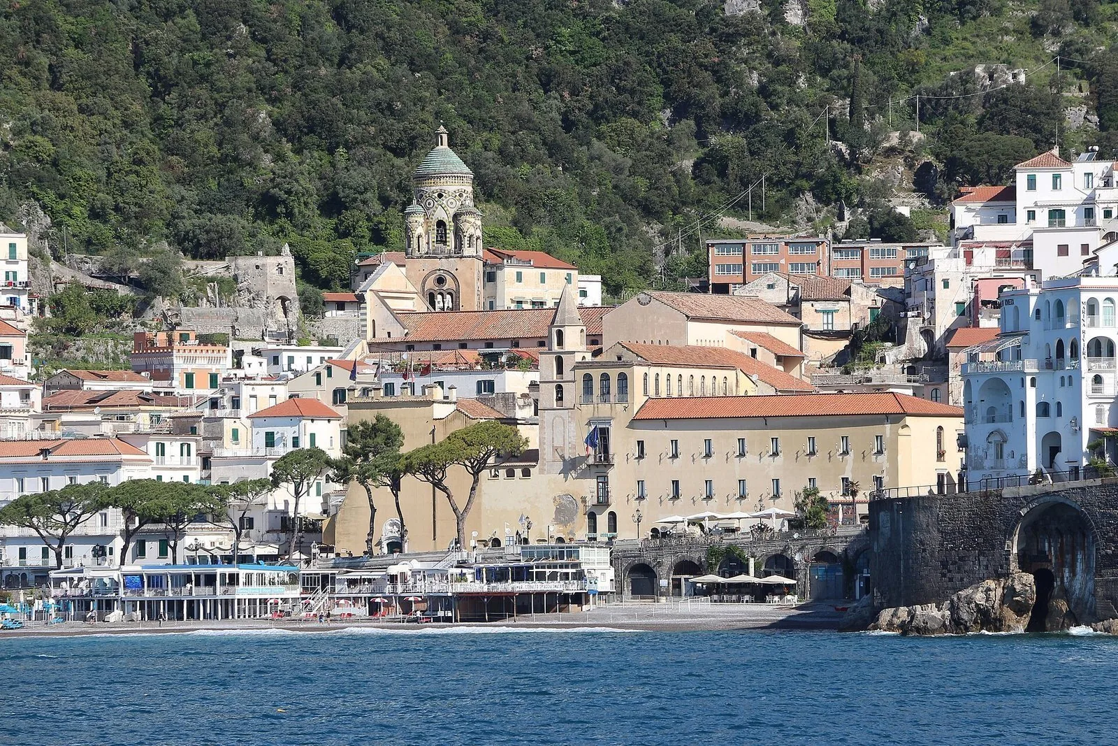 Amalfi vista dal mare con il Duomo e il campanile