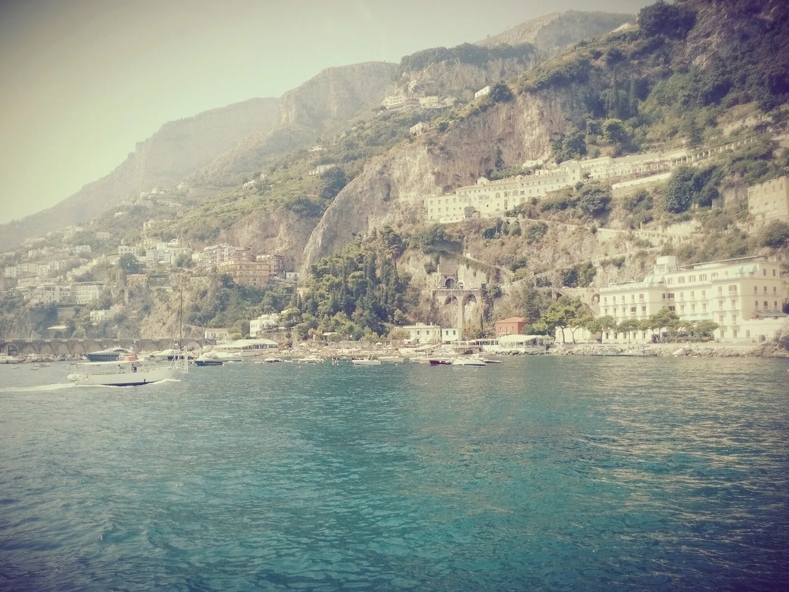 La costa vista dal molo dei traghetti di Amalfi