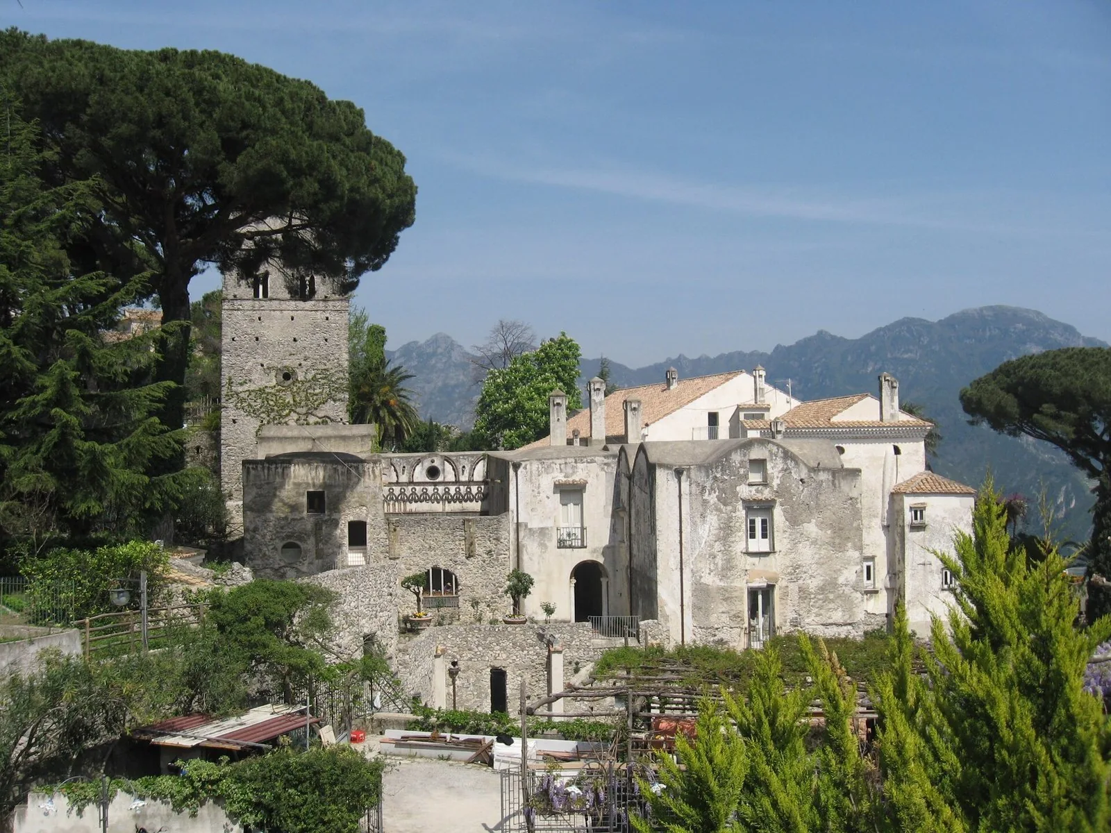 Villa Rufolo a Ravello tra i pini