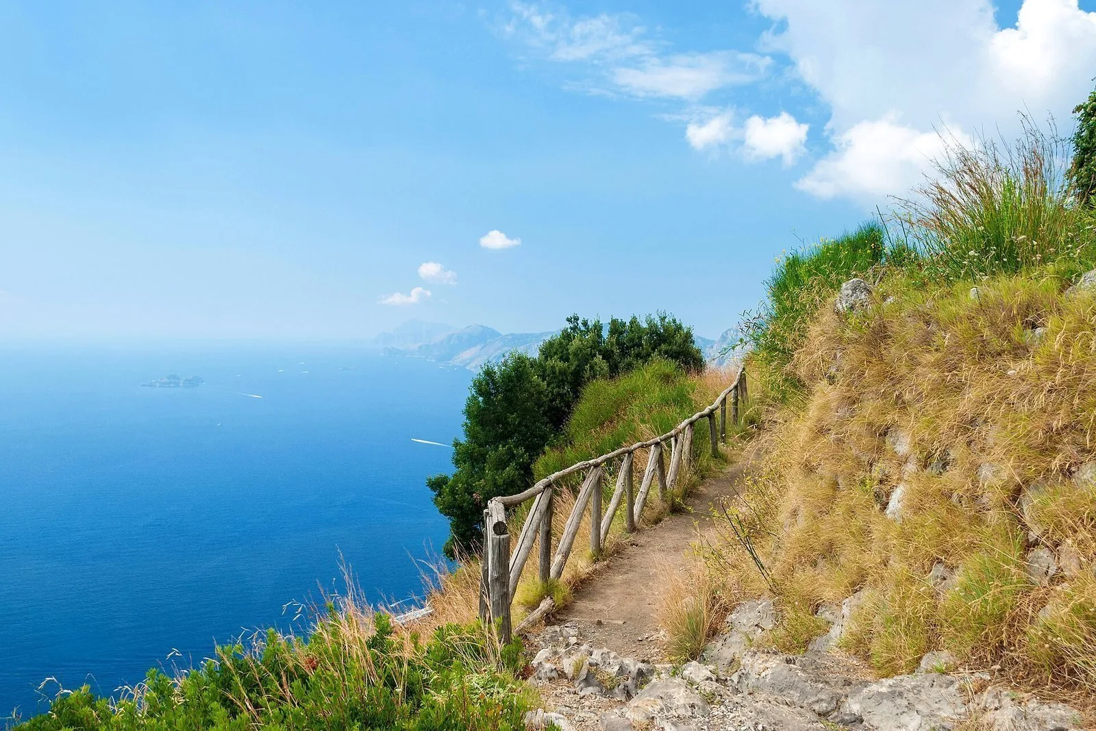 Un tratto del Sentiero degli Dei a picco sul mare