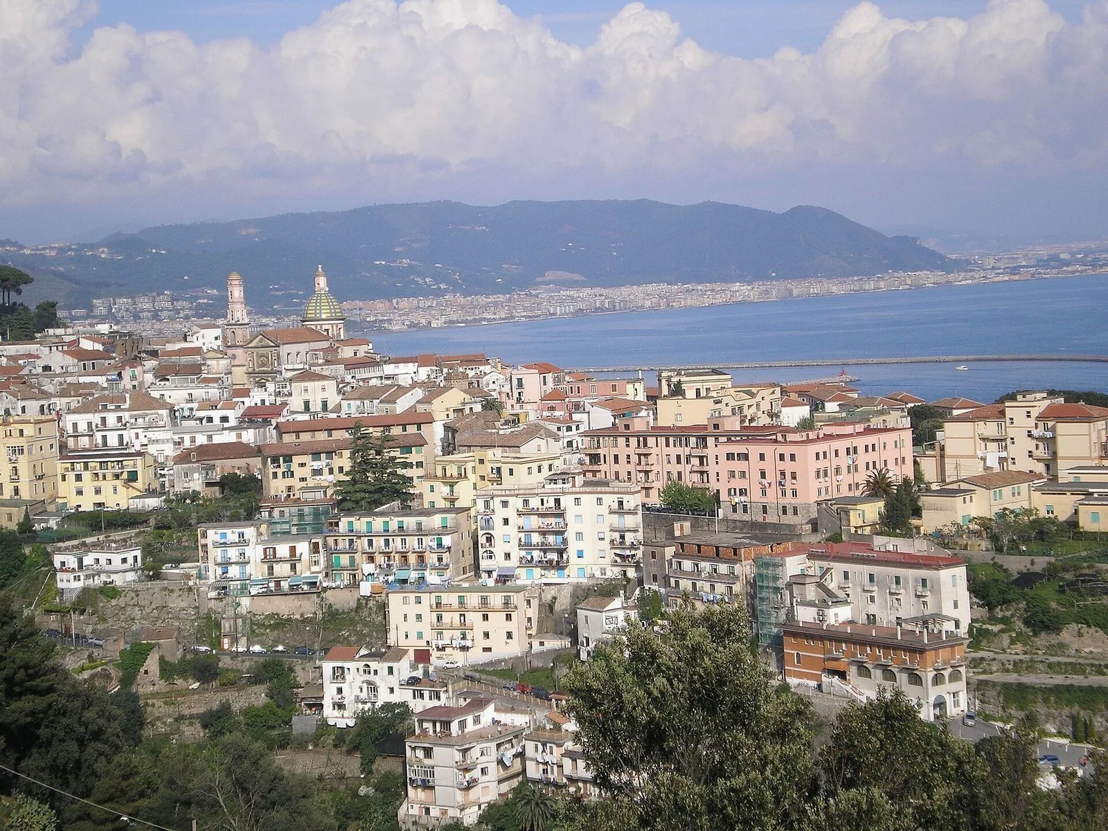 Vietri sul Mare affacciata sul golfo di Salerno